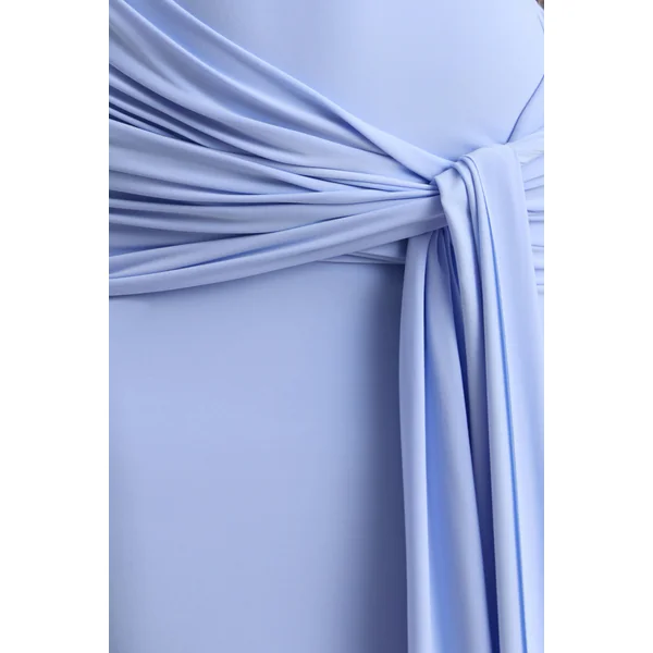 Lienna | Robe longue bleu poudre à décolleté arrondi avec détails froncés et ceinture