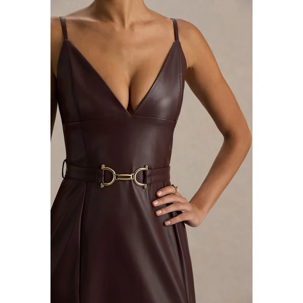 Lila | Robe longue bordeaux en similicuir avec décolleté plongeant et fente