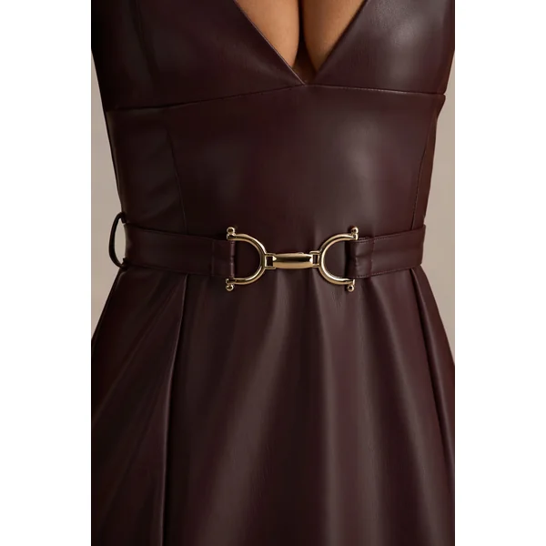Lila | Robe longue bordeaux en similicuir avec décolleté plongeant et fente