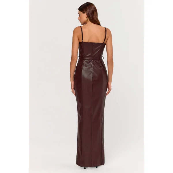 Lila | Robe longue bordeaux en similicuir avec décolleté plongeant et fente