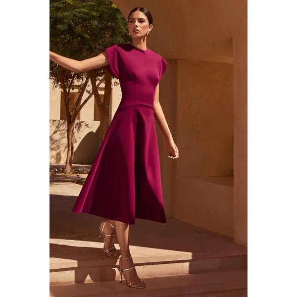 Linda | Robe Mi-Longue Cerise Foncée à Col Haut et Manches Courtes