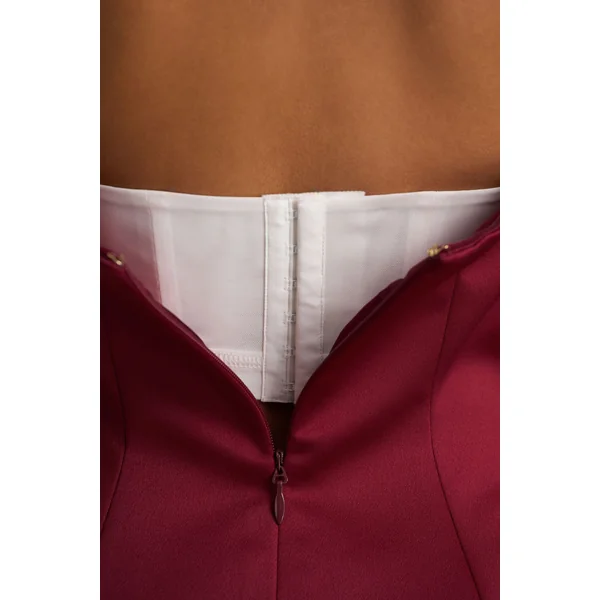 Lioray | Mini-robe en satin bordeaux à encolure bandeau et coupe évasée