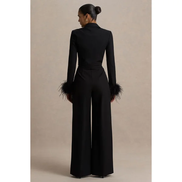 Lissy | Combinaison noire à décolleté plongeant avec manches ornées de plumes