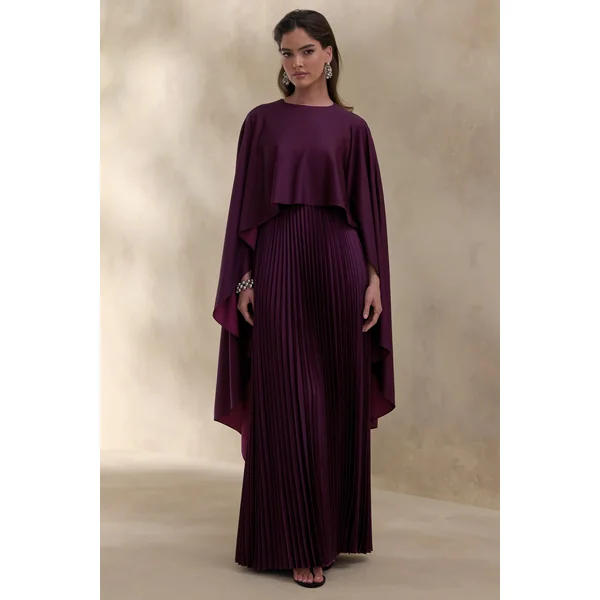 Loradia | Robe longue prune foncé en satin à encolure ronde avec manches cape et jupe plissée