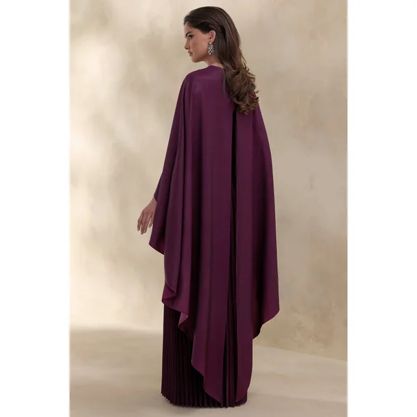 Loradia | Robe longue prune foncé en satin à encolure ronde avec manches cape et jupe plissée