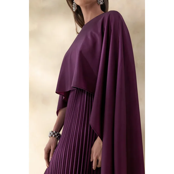 Loradia | Robe longue prune foncé en satin à encolure ronde avec manches cape et jupe plissée