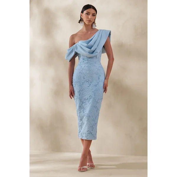 Loria | Robe mi-longue bleu poudré en dentelle à encolure asymétrique avec détails drapés