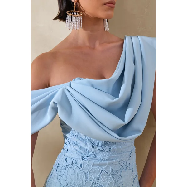 Loria | Robe mi-longue bleu poudré en dentelle à encolure asymétrique avec détails drapés