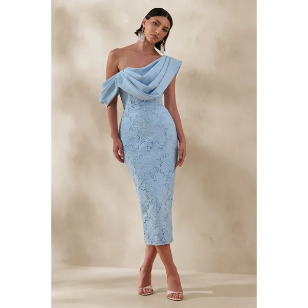 Loria | Robe mi-longue bleu poudré en dentelle à encolure asymétrique avec détails drapés