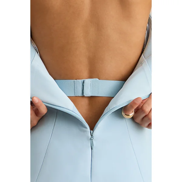Lorna | Robe longue bleu poudré à encolure bandeau avec détail écharpe