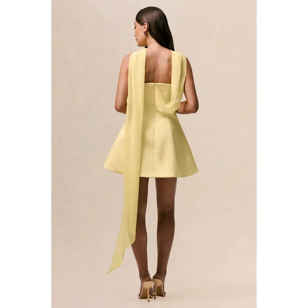 Love Me | Mini-robe patineuse citron en satin avec ceinture en chiffon