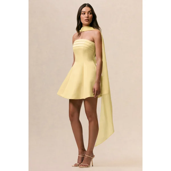 Love Me | Mini-robe patineuse citron en satin avec ceinture en chiffon
