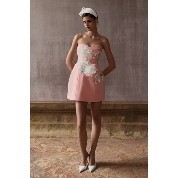 Lulu | Mini-robe corail à encolure cœur et broderies en relief