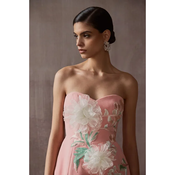 Lulu | Mini-robe corail à encolure cœur et broderies en relief