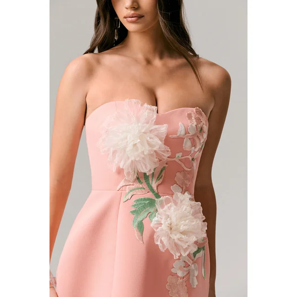 Lulu | Mini-robe corail à encolure cœur et broderies en relief