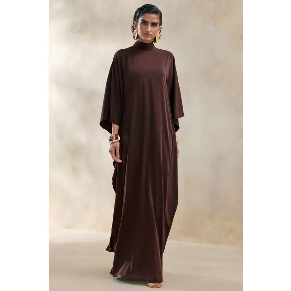 Lumisette | Robe longue en satin marron à encolure haute avec cape