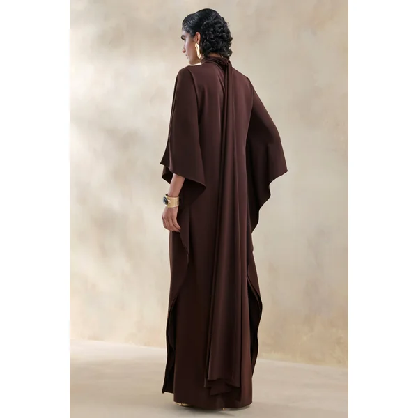 Lumisette | Robe longue en satin marron à encolure haute avec cape