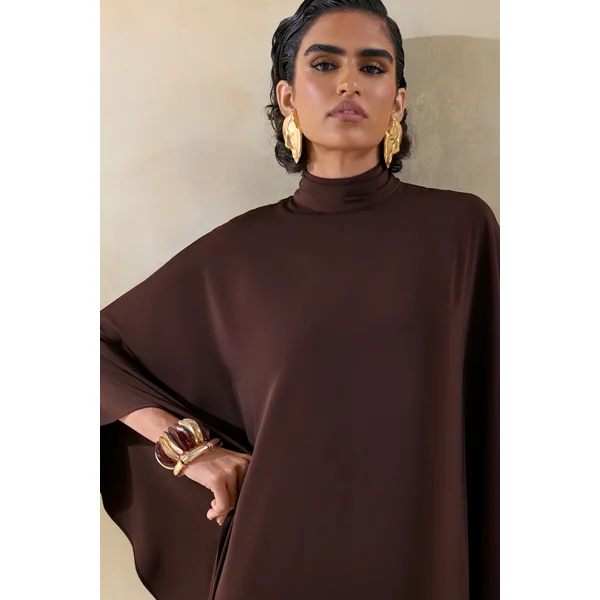 Lumisette | Robe longue en satin marron à encolure haute avec cape