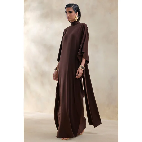 Lumisette | Robe longue en satin marron à encolure haute avec cape