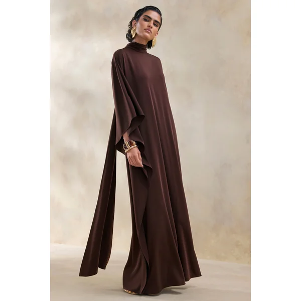Lumisette | Robe longue en satin marron à encolure haute avec cape