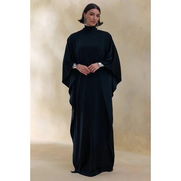 Lumisette | Robe longue noire en satin à encolure haute avec cape