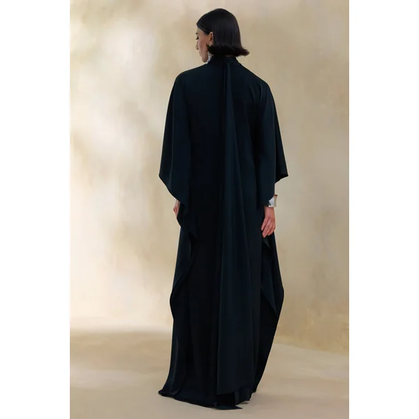 Lumisette | Robe longue noire en satin à encolure haute avec cape