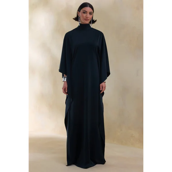 Lumisette | Robe longue noire en satin à encolure haute avec cape