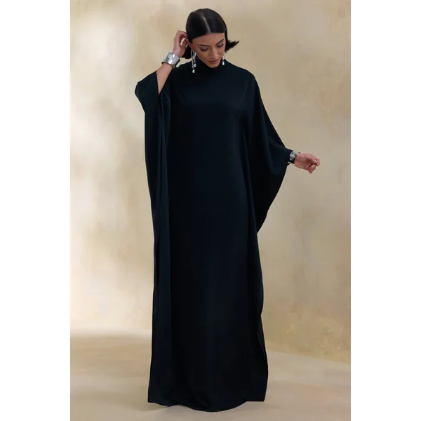 Lumisette | Robe longue noire en satin à encolure haute avec cape
