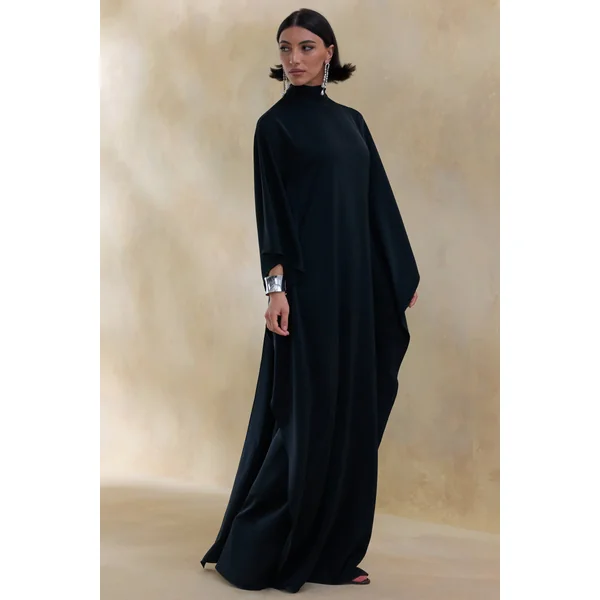 Lumisette | Robe longue noire en satin à encolure haute avec cape