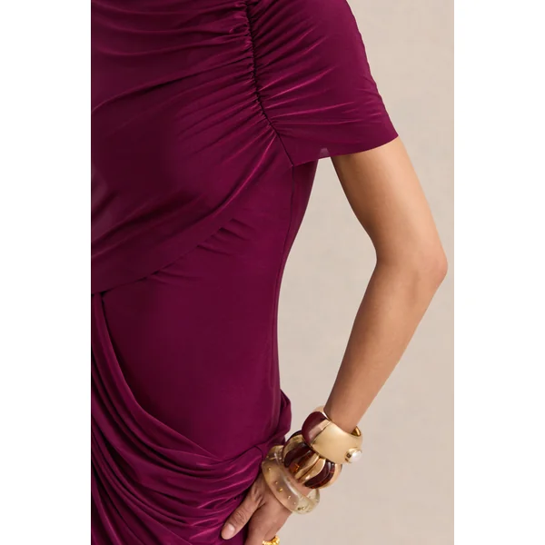 Lunaline | Robe longue bordeaux à encolure haute avec cape asymétrique et détails drapés