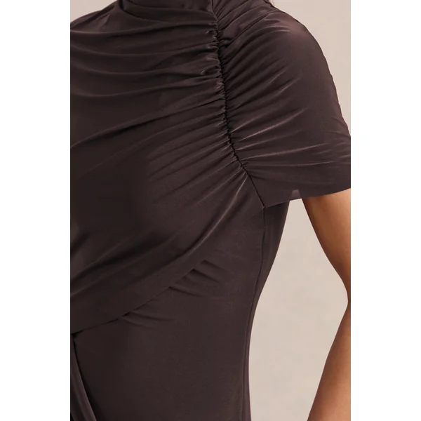Lunaline | Robe longue marron à encolure haute avec cape asymétrique et détails drapés