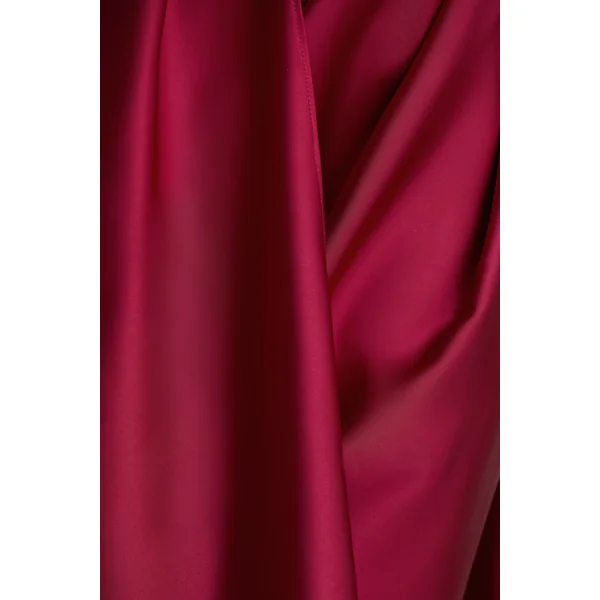 Lynette | Robe longue asymétrique bordeaux en satin à encolure plongeante