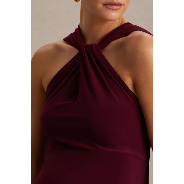 Lyra | Robe bordeaux longue à encolure dos nu croisée avec cape