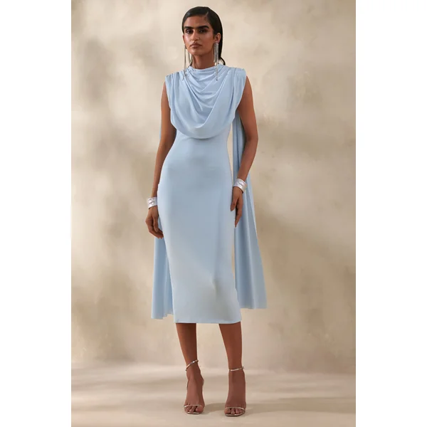 Lysandria | Robe mi-longue bleu poudré à encolure haute avec détails drapés