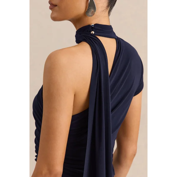 Lythara | Robe mi-longue bleu marine à encolure asymétrique avec détail d’écharpe