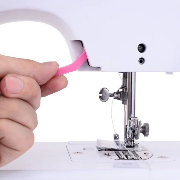 Machine à Coudre Électrique 16 Points Lumière Intégré 2 Vitesses Pédale Adaptateur Kit de Couture Coloré Blanc+Rose