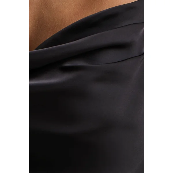Maelia | Robe longue en satin noir à col bénitier avec bretelles ornées de strass