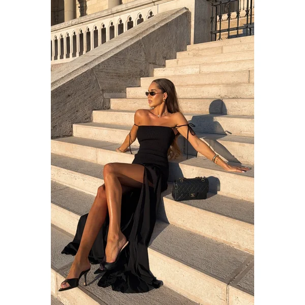 Maeva | Robe longue noire sirène à encolure carrée avec détails froncés