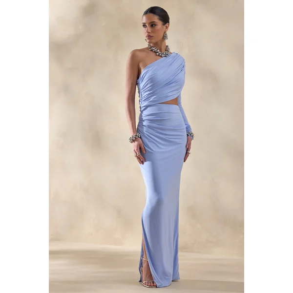 Malika | Robe longue bleu poudré à encolure asymétrique avec découpe et détails froncés