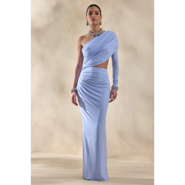 Malika | Robe longue bleu poudré à encolure asymétrique avec découpe et détails froncés