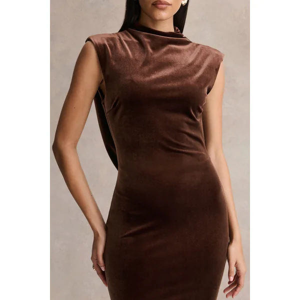 Malora | Robe longue en velours marron à encolure haute avec dos ouvert