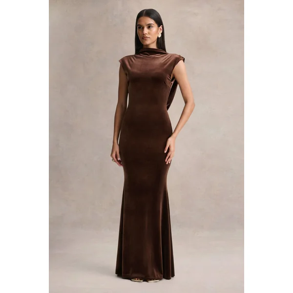 Malora | Robe longue en velours marron à encolure haute avec dos ouvert