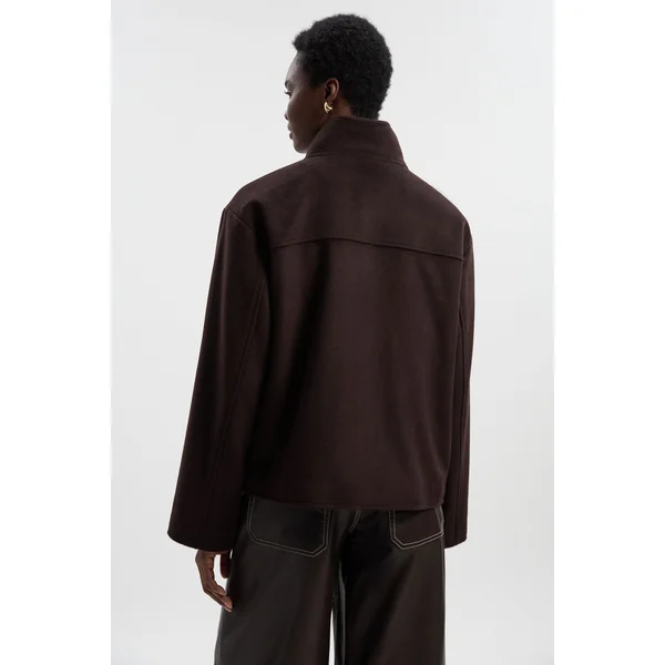 Manteau Court Ajusté en Laine Brossée à Col Montant