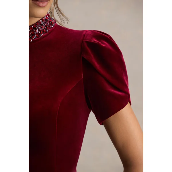 Margot | Mini-robe en velours bordeaux à encolure haute avec détail orné