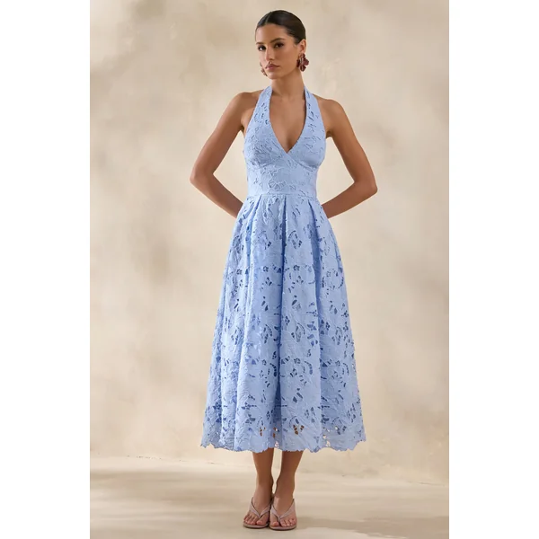 Maribel | Robe mi-longue bleu poudré en dentelle à encolure plongeante