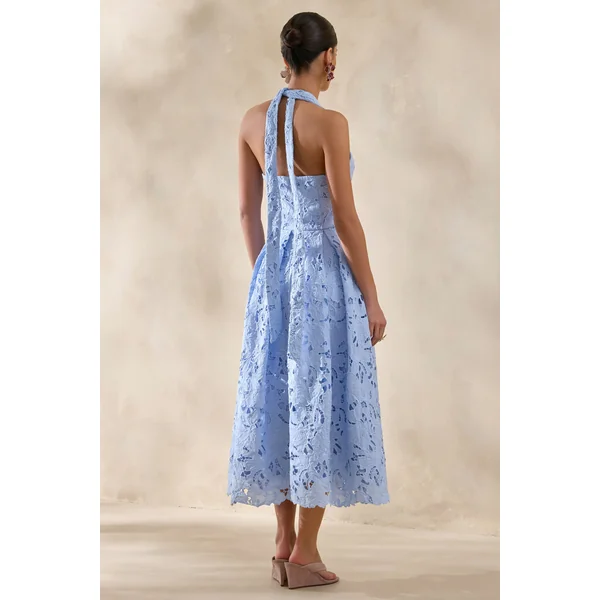 Maribel | Robe mi-longue bleu poudré en dentelle à encolure plongeante