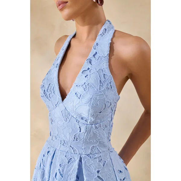 Maribel | Robe mi-longue bleu poudré en dentelle à encolure plongeante