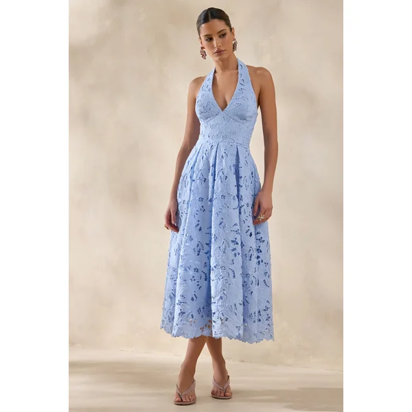 Maribel | Robe mi-longue bleu poudré en dentelle à encolure plongeante