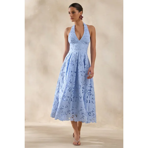 Maribel | Robe mi-longue bleu poudré en dentelle à encolure plongeante