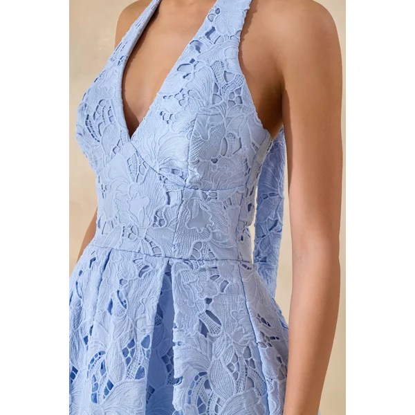 Maribel | Robe mi-longue bleu poudré en dentelle à encolure plongeante